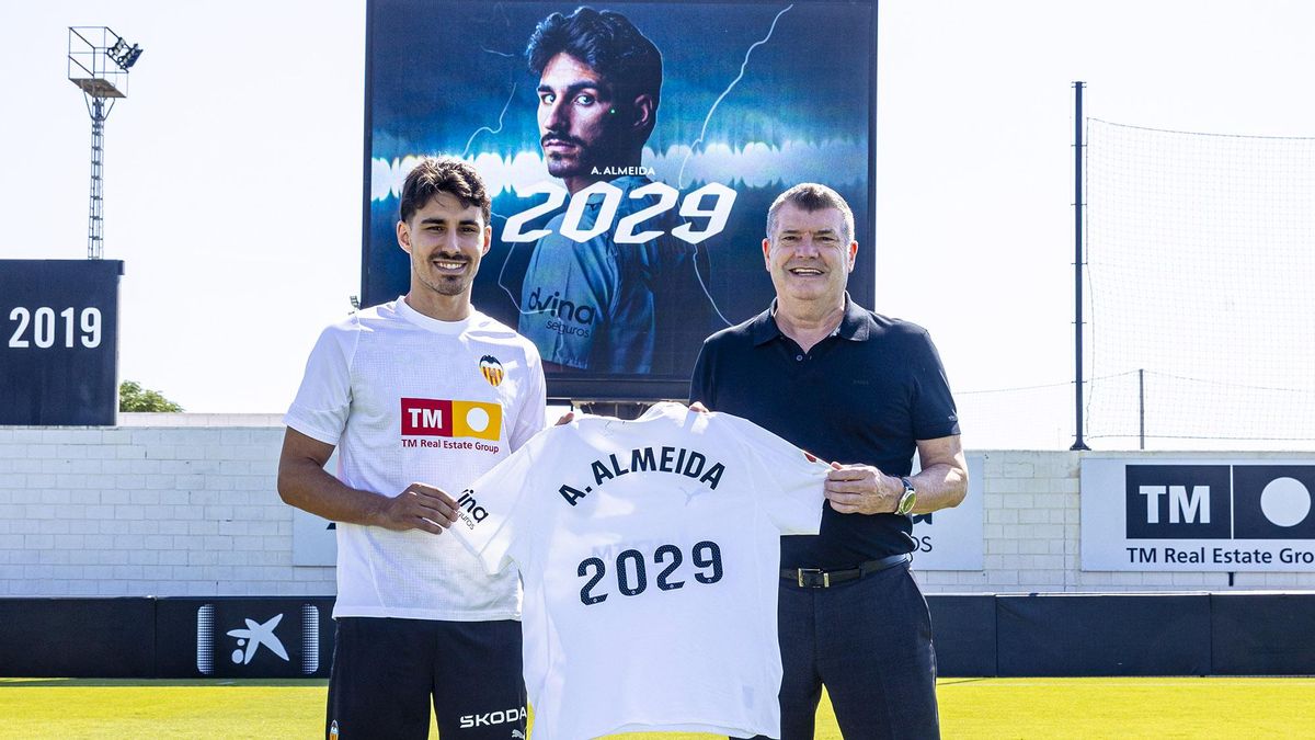 André Almeida posando con Ron Gourlay tras su renovación