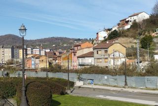 Asfaltados y derribos para curar las heridas del soterramiento en Langreo