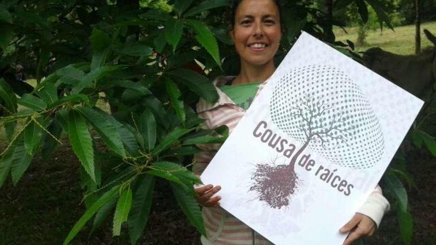 Virginia Rodríguez, cun cartel da campaña en defensa do bosque autóctono.