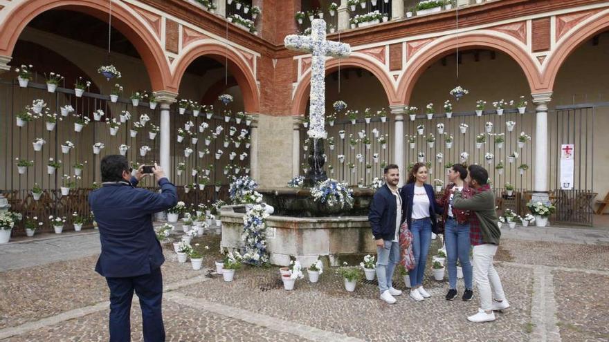 Las cruces de El Huerto, AVV San José Obrero y Acpacys logran los primeros premios