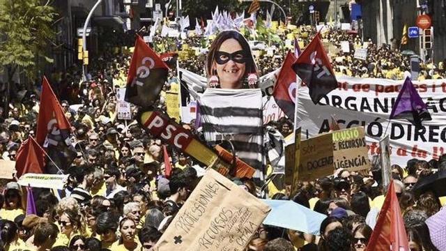 Manifestació durant la vaga general del sector educatiu, ahir a Barcelona. | JORDI COTRINA