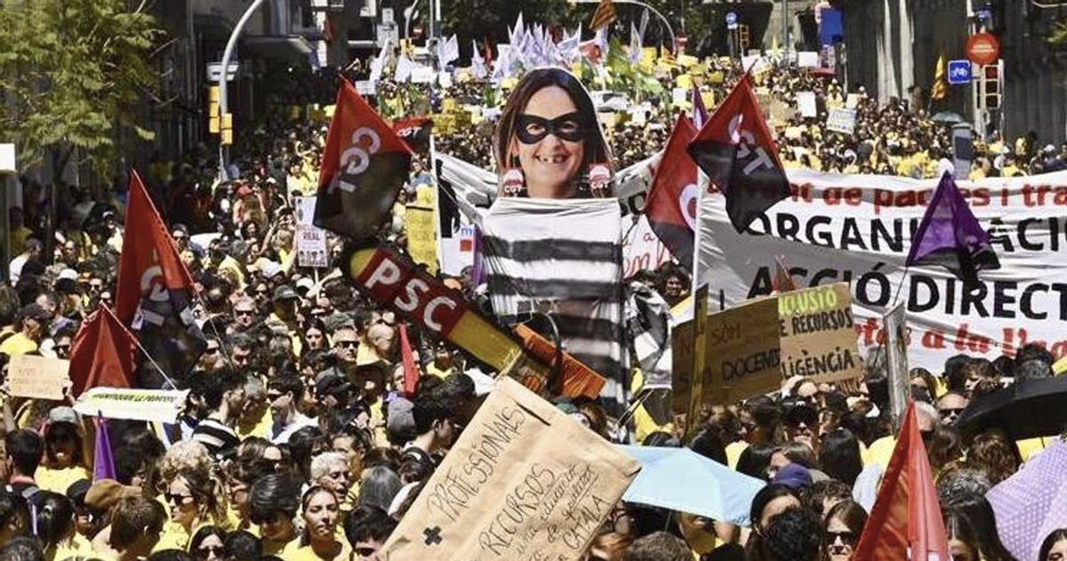 Milers de docents mantenen el pols al Govern en una protesta multitudinària