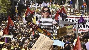 Milers de docents mantenen el pols al Govern en una protesta multitudinària