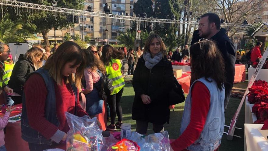 Los más pequeños aprenden a realizar adornos navideños