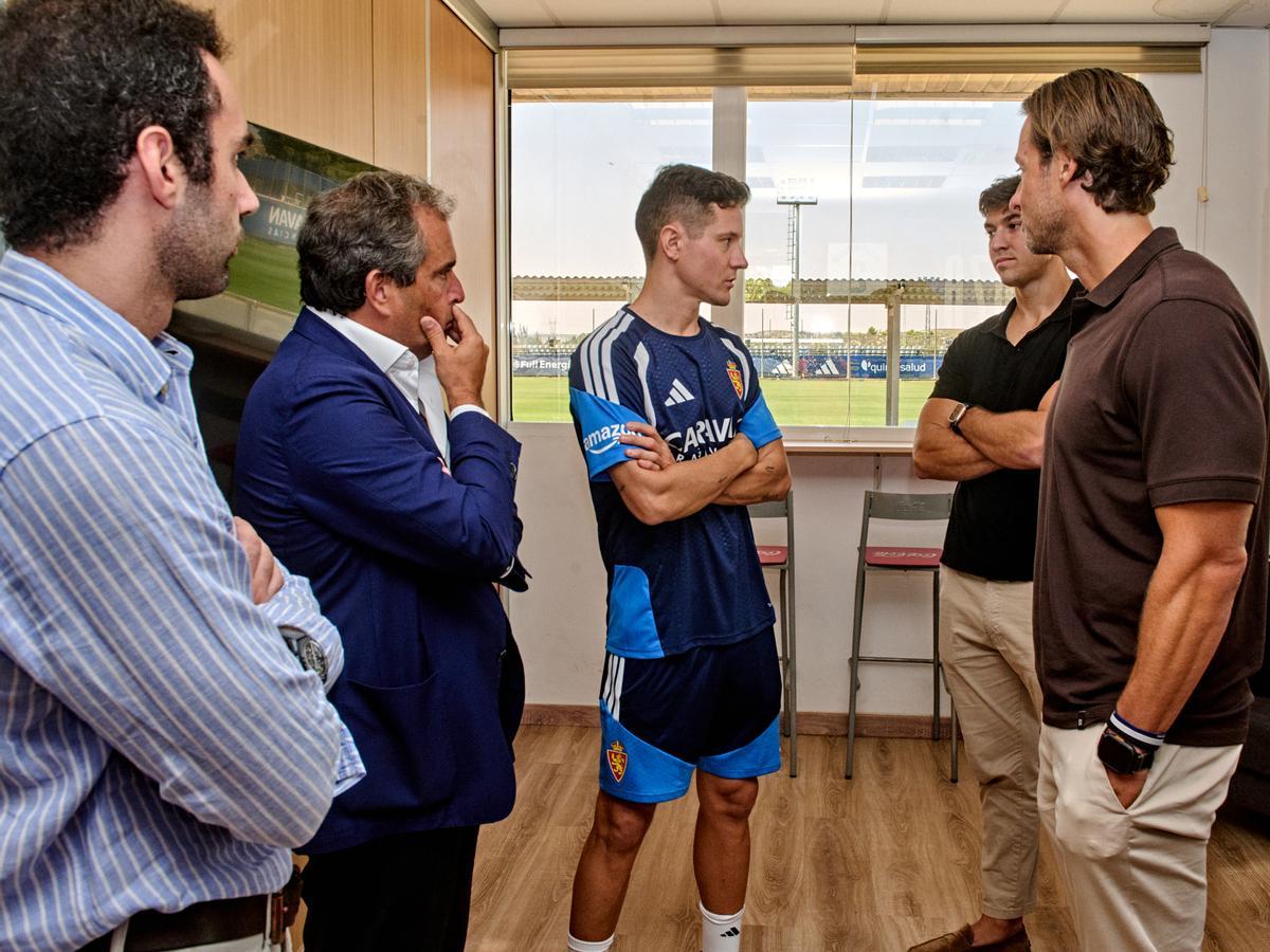 Juan Forcén, Santos Nagore y Bobby Aitkenhead conversan con Ander Herrera en la Ciudad Deportiva.