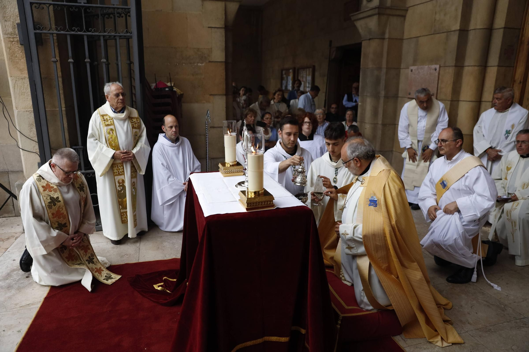 Pétalos, incienso, niños... así fue la procesión del Corpus Christi en Gijón (en imágenes)