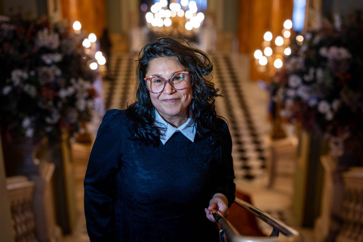 Barcelona 13/02/2026 Cultura. Elma Correa,premio Biblioteca Breve,posa con el premio en el Liceu. AUTOR: JORDI OTIX