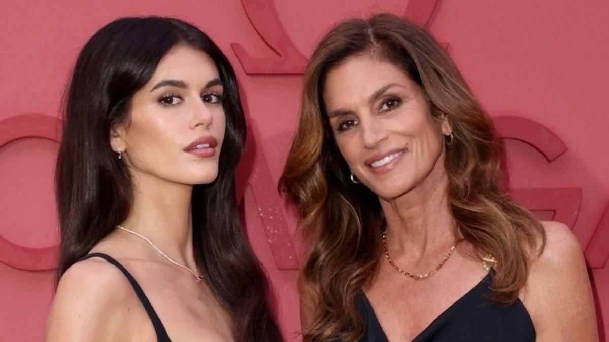La supermodelo Cindy Crawford (derecha), junto a su hija, la 'top' Kaia Gerber.