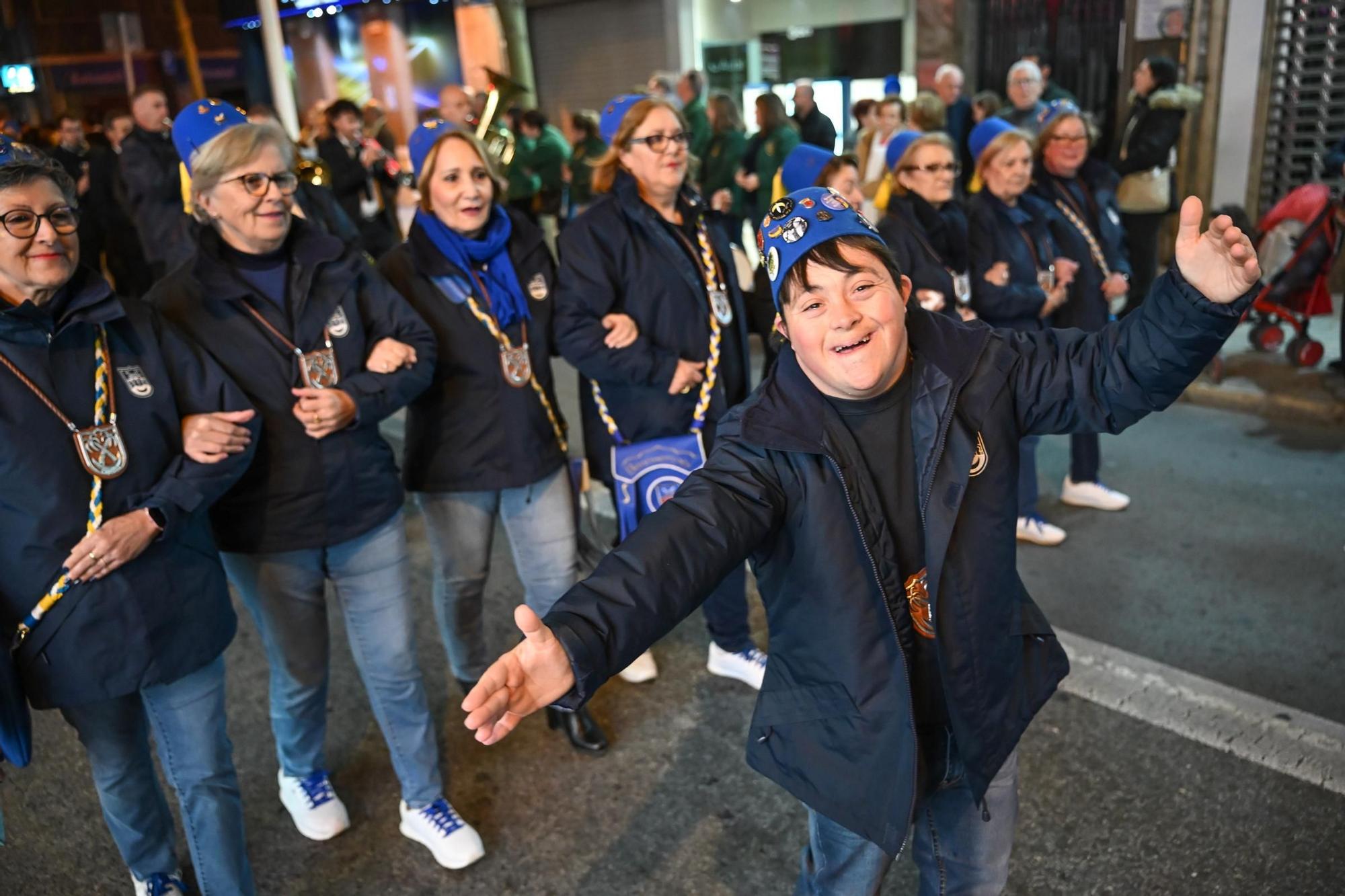 Los Moros y Cristianos desfilan por las calles de Elche en la Entraeta del Mig Any