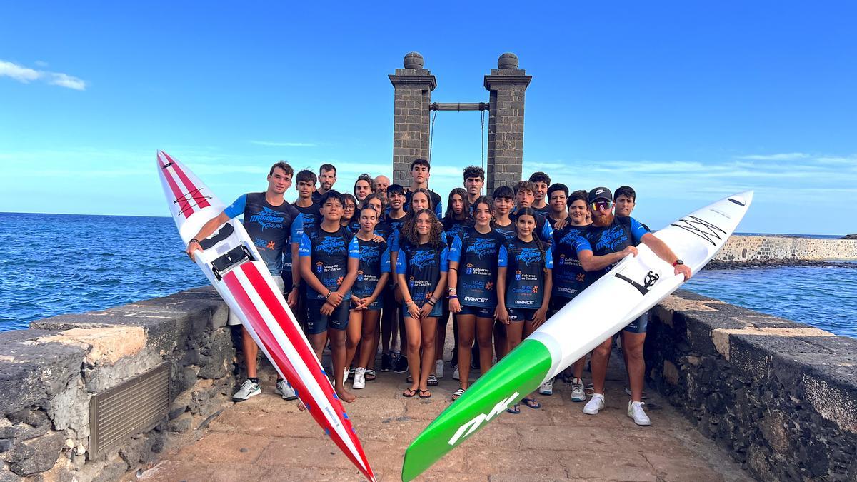 Integrantes del Club de Piragüismo Marlines, en el Puente de las Bolas, en Arrecife.