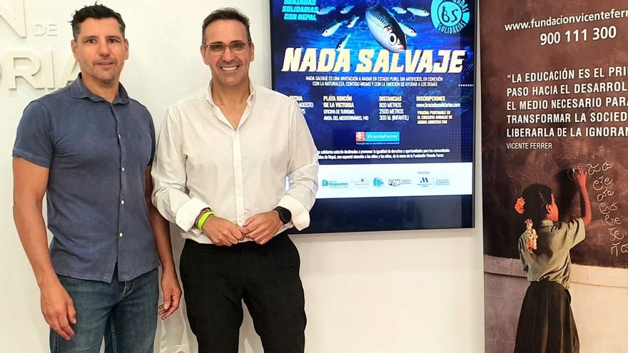 El edil Antonio José Martín, junto al nadador y organizador Christian Jongeneel