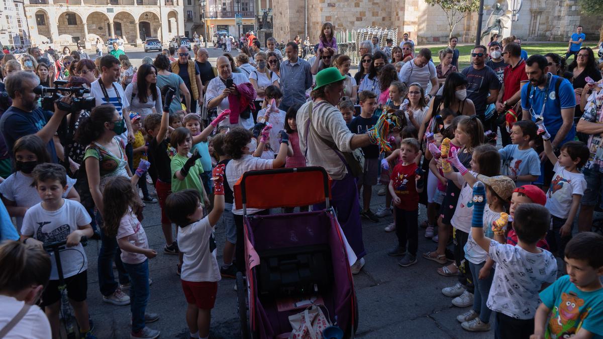 Un momento de la inauguración de las jornadas de títeres en la Plaza Mayor.