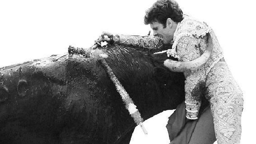 José Tomás entra a matar a su primer toro en la corrida de Las Ventas. / reuters