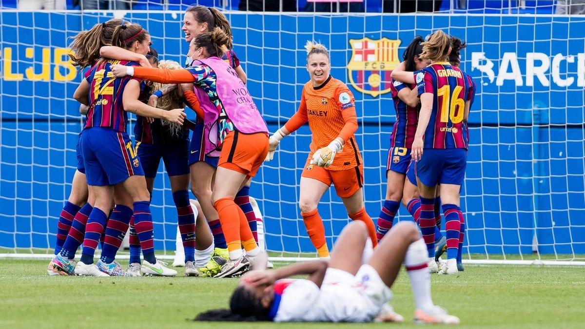 Las jugadoras del Barça celebran el pase a la final tras tumbar al PSG.