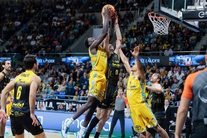 El CB Gran Canaria sobrevive al infierno de Tenerife y Lakovic olvida su maldición en el derbi canario en un final épico (70-71)