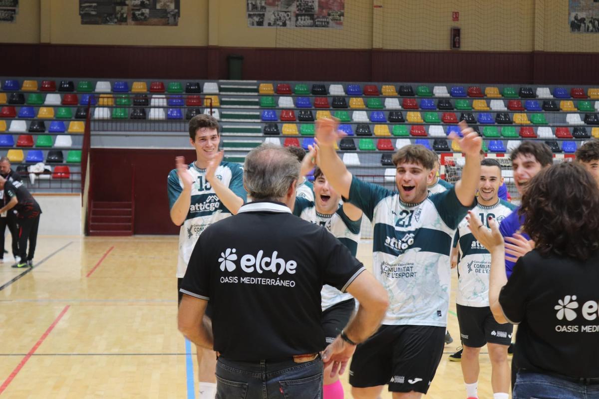 Los jugadores del Atticgo Elche celebran con Chago Brian.