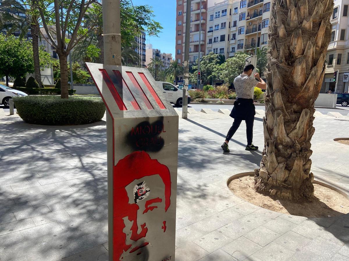 Nuevo ataque con simbología nazi a la placa en memoria a Miquel Grau en Alicante