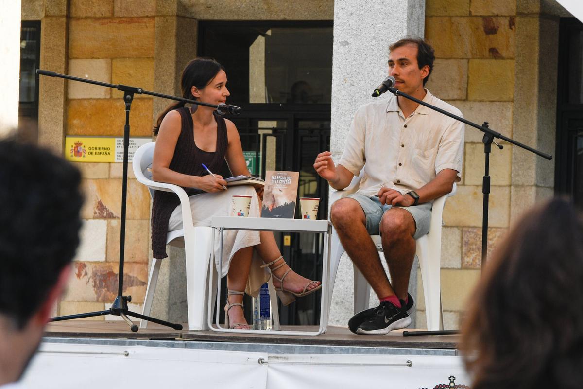 Feria del libro. Pregón a cargo de Dolores Fidalgo sobre Margarita Ferreras. Fotos del pregón y ambiente. La primera presentación es las 19.00 horas y lo presenta Ana Arias