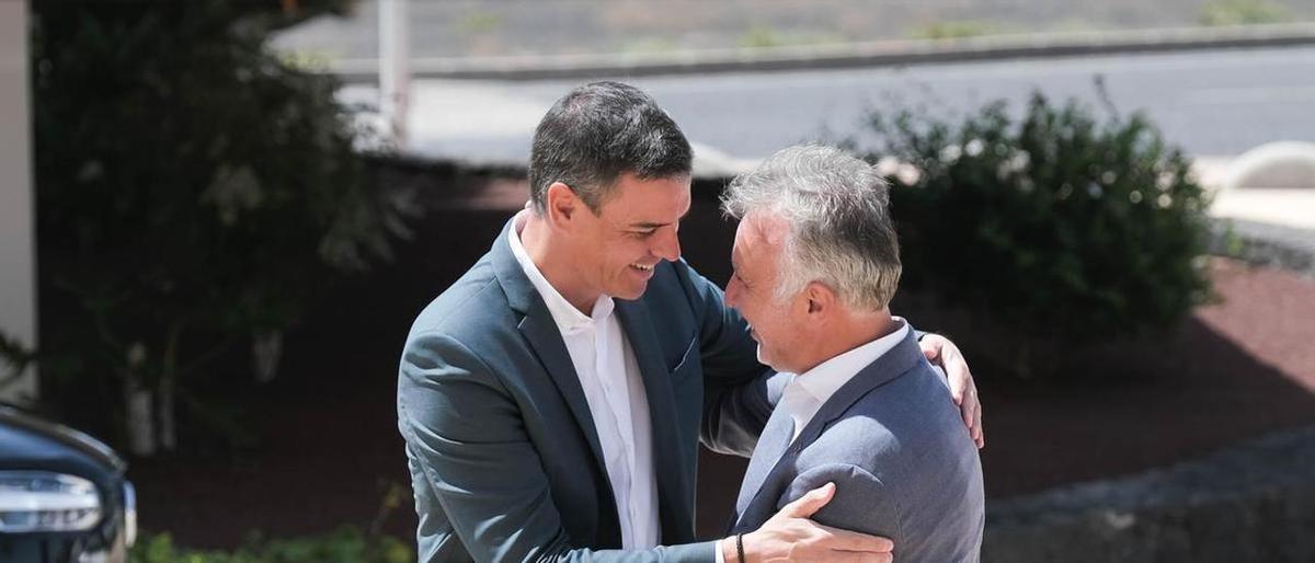 Pedro Sánchez con Ángel Víctor Torres en verano de 2022 en Lanzarote.