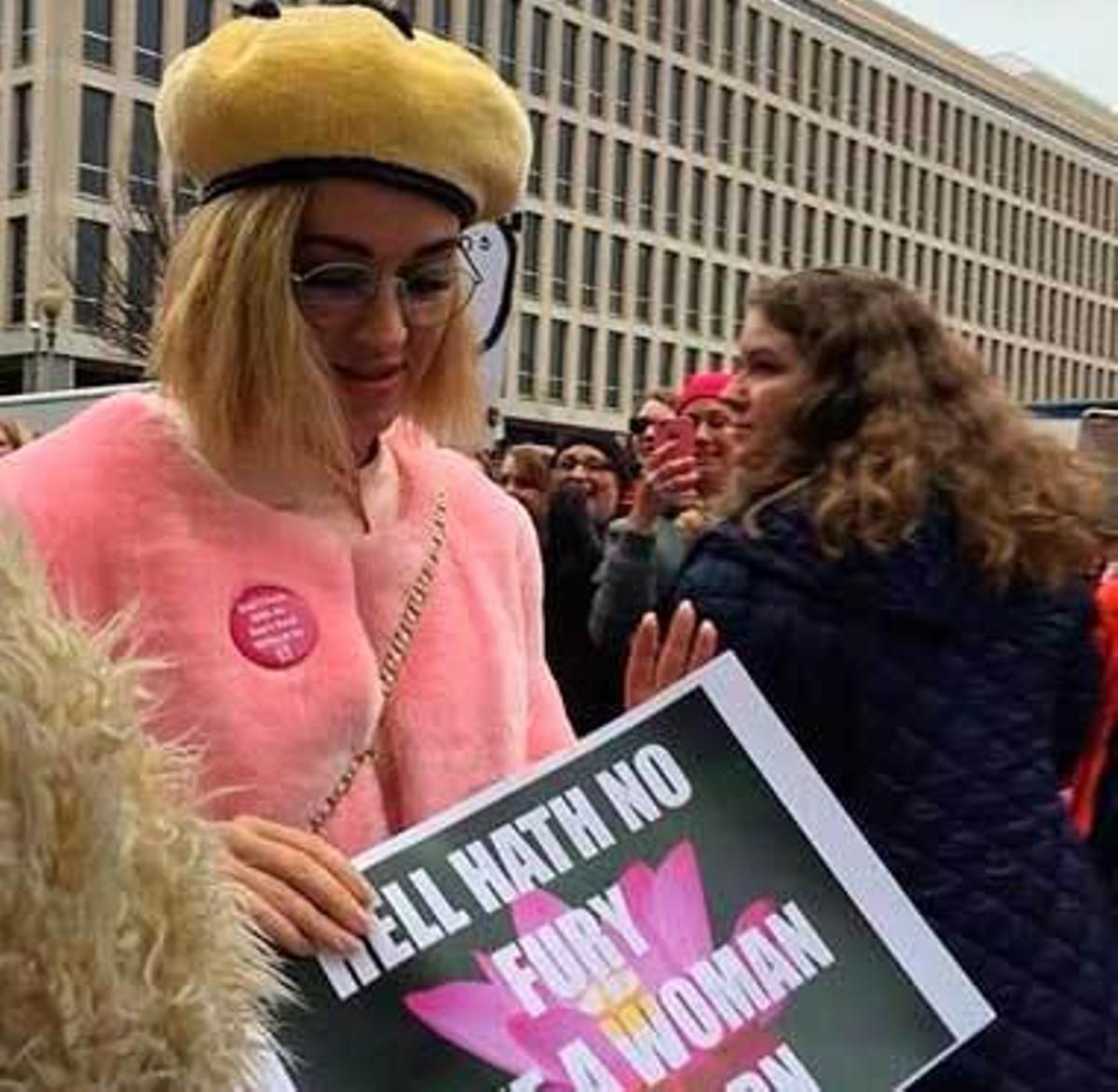 Celebridades internacionales gritan y cantan "por la mujer"