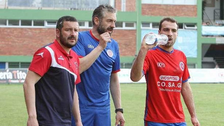 Joni se refresca mientras recibe instrucciones de Nacho Currás, ayer en O Couto. // I. Osorio