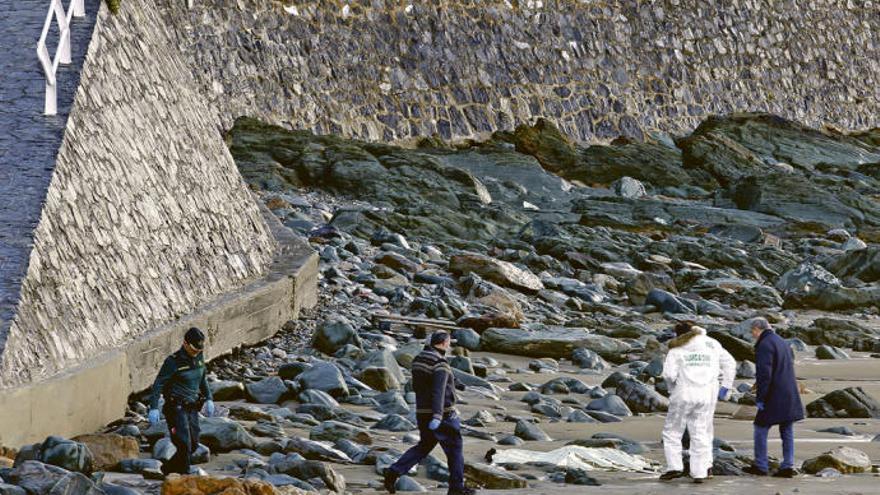 El cadáver hallado en la playa de Aguilar, en Muros del Nalón, continúa sin identificar