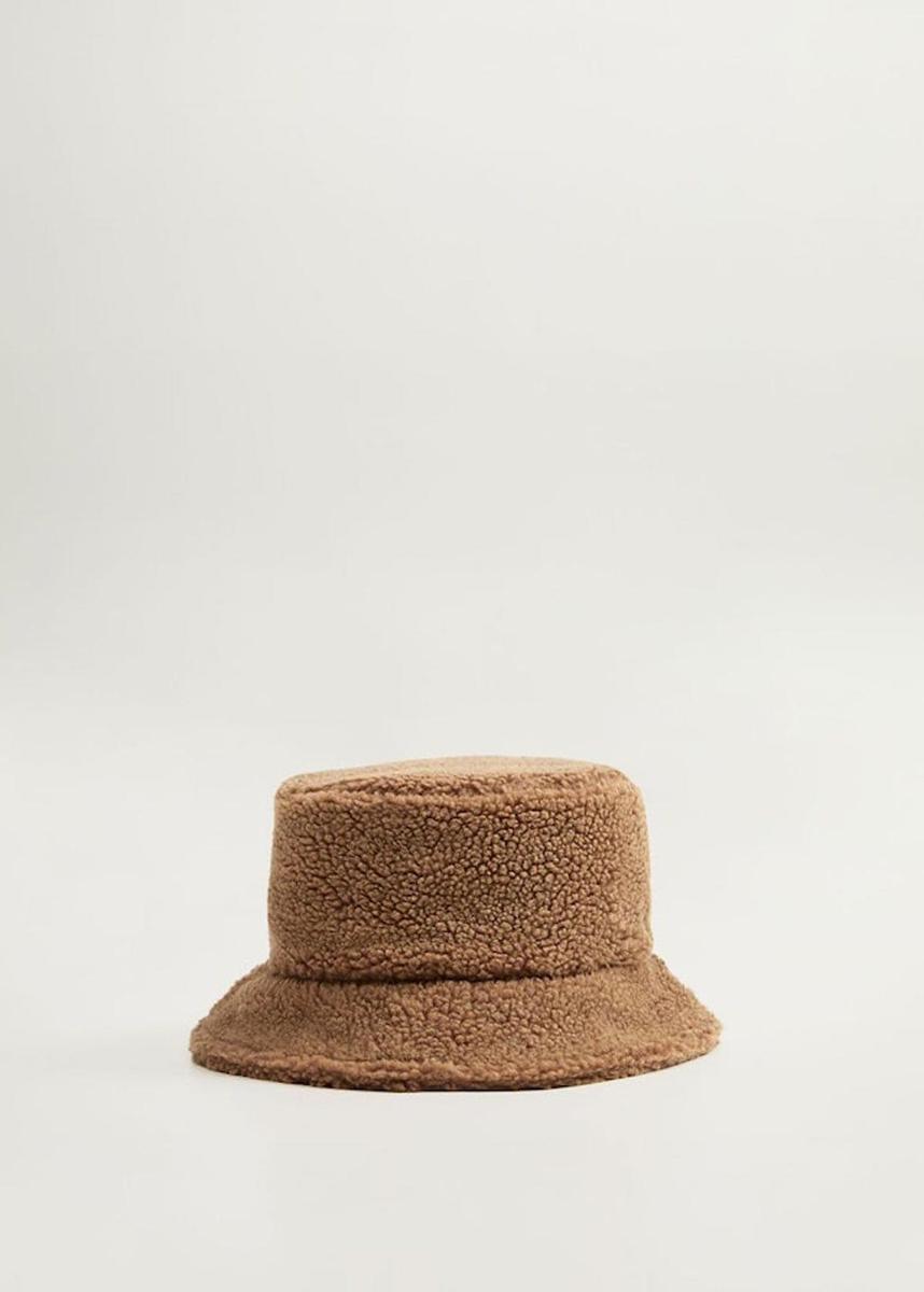 Gorro bucket borreguito de Mango (precio: 5,99 euros)