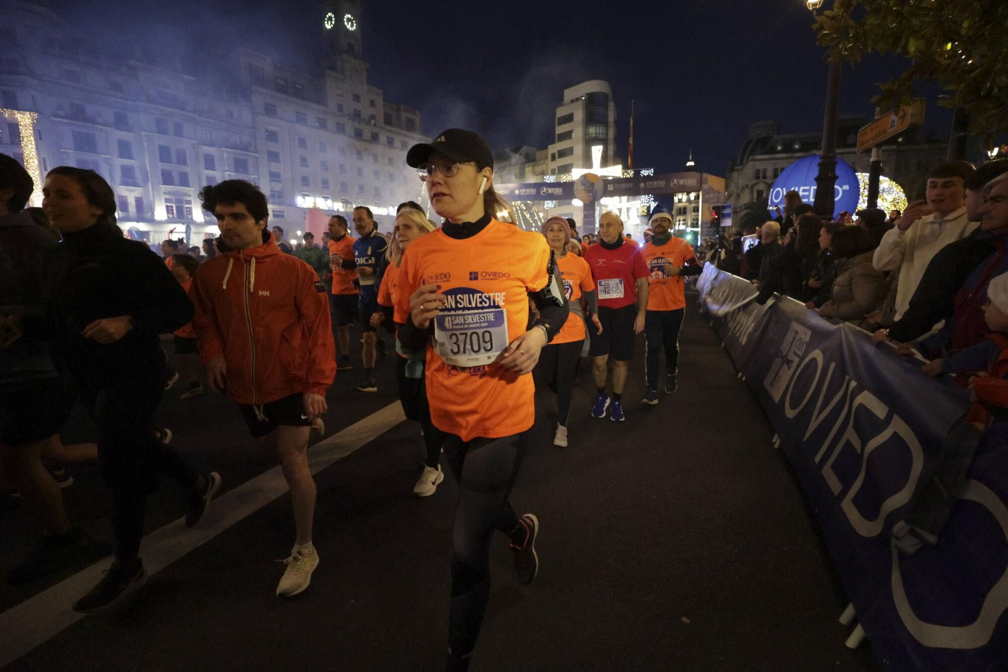 EN IMÁGENES: Alejandro Onís y Mariam Benkert saltan del segundo al primer puesto en la San Silvestre de Oviedo