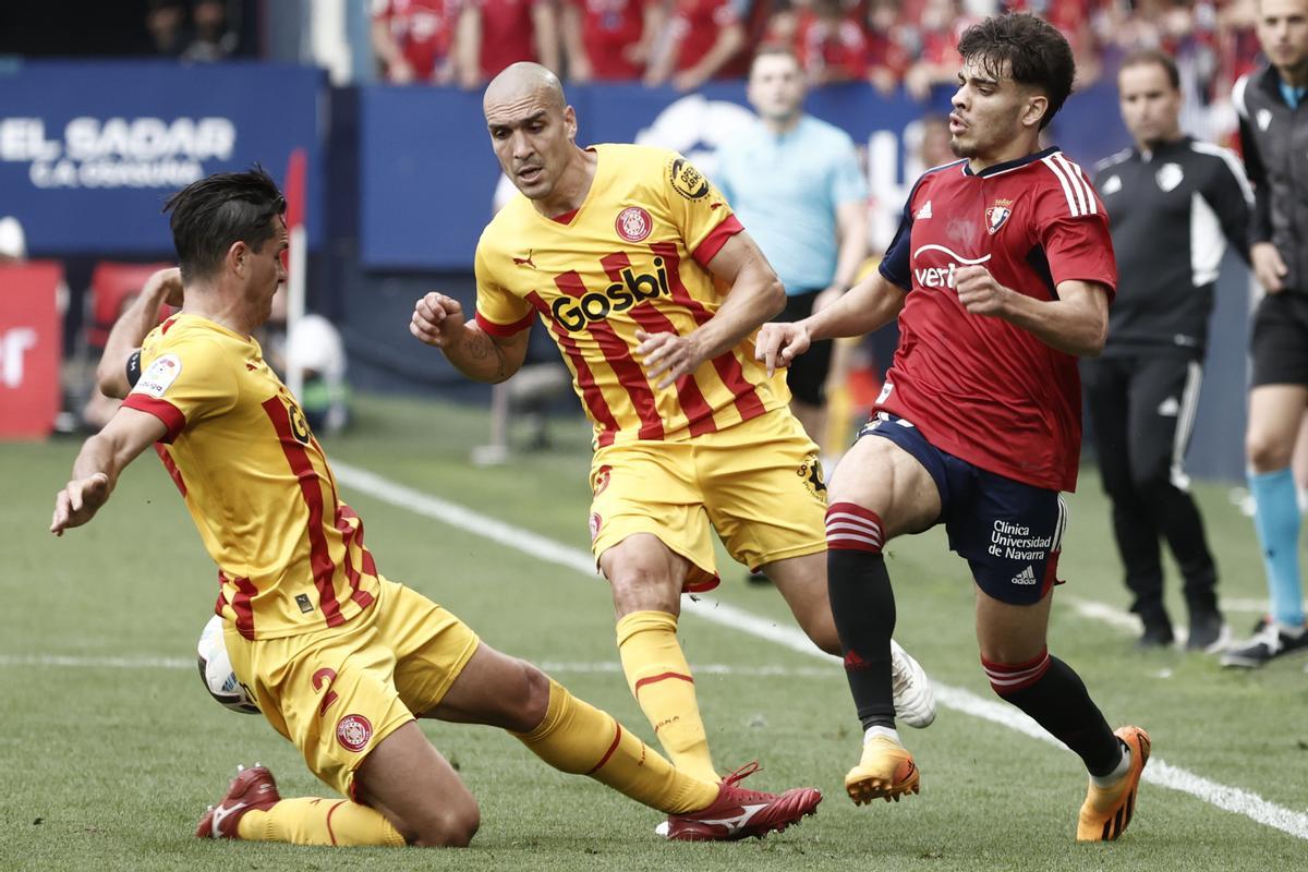 El centrocampista marroquí de Osasuna, Ez Abde (d), disputa el balón ante el defensa colombiano del Girona, Bernardo Espinosa (i), durante el encuentro correspondiente a la última jornada de primera división disputado en el estadio El Sadar, en Pamplona. EFE / Jesús Diges.