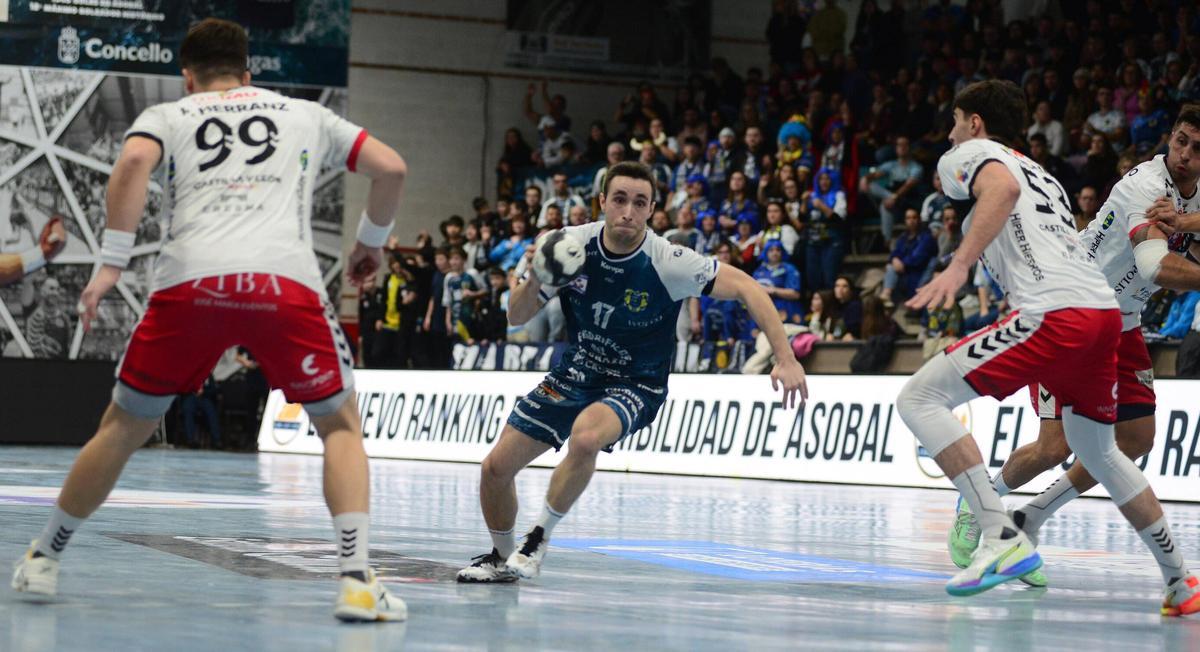 Manu Pérez en una acción ofensiva del encuentro de ayer entre el Frigoríficos y el Viveros Herol Nava.