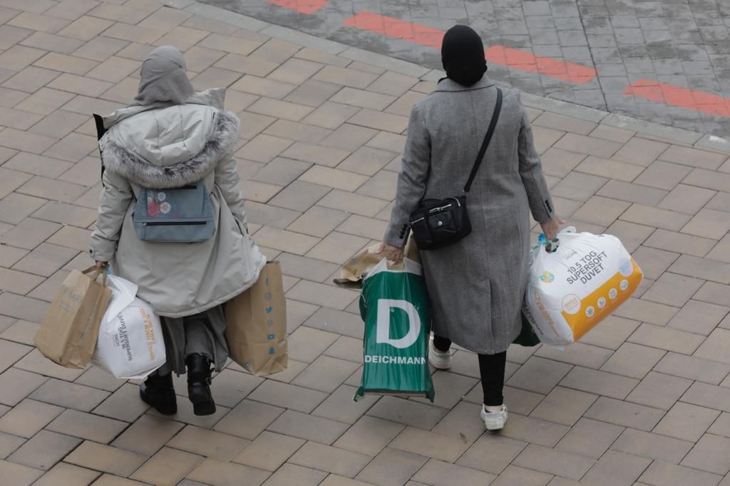 Largas retenciones en la autopista por fiebre comercial antes de las nuevas restricciones