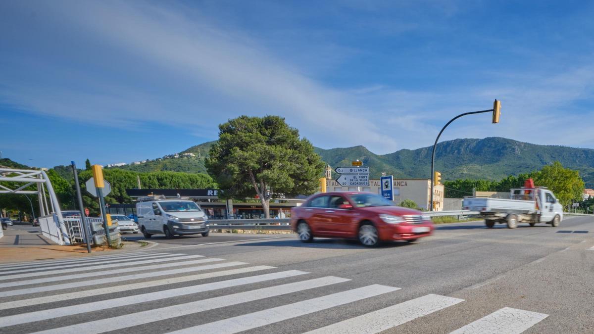 La cruïlla d'accés a Llançà per la N-260 que comunica els tres pobles