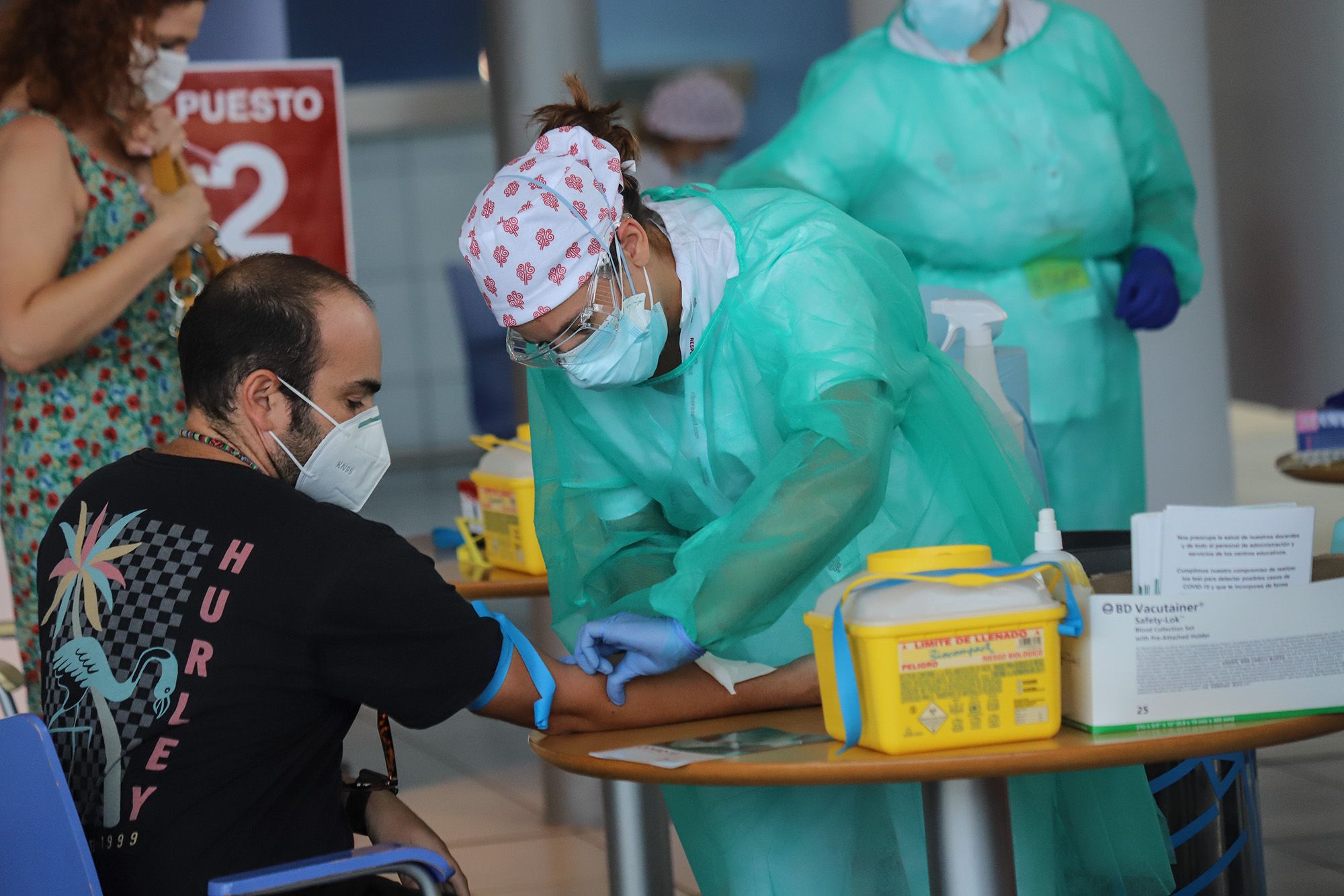 Torrevieja realiza test rápidos de covid a 1.500 profesores y personal no docente de todos sus centros educativos tras la polémica con la Generalitat