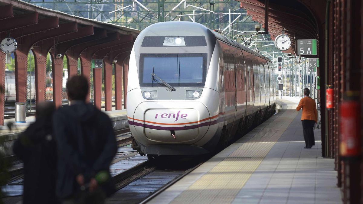 Llegada de un tren de alta velocidad a la estación de San Cristóbal de A Coruña.