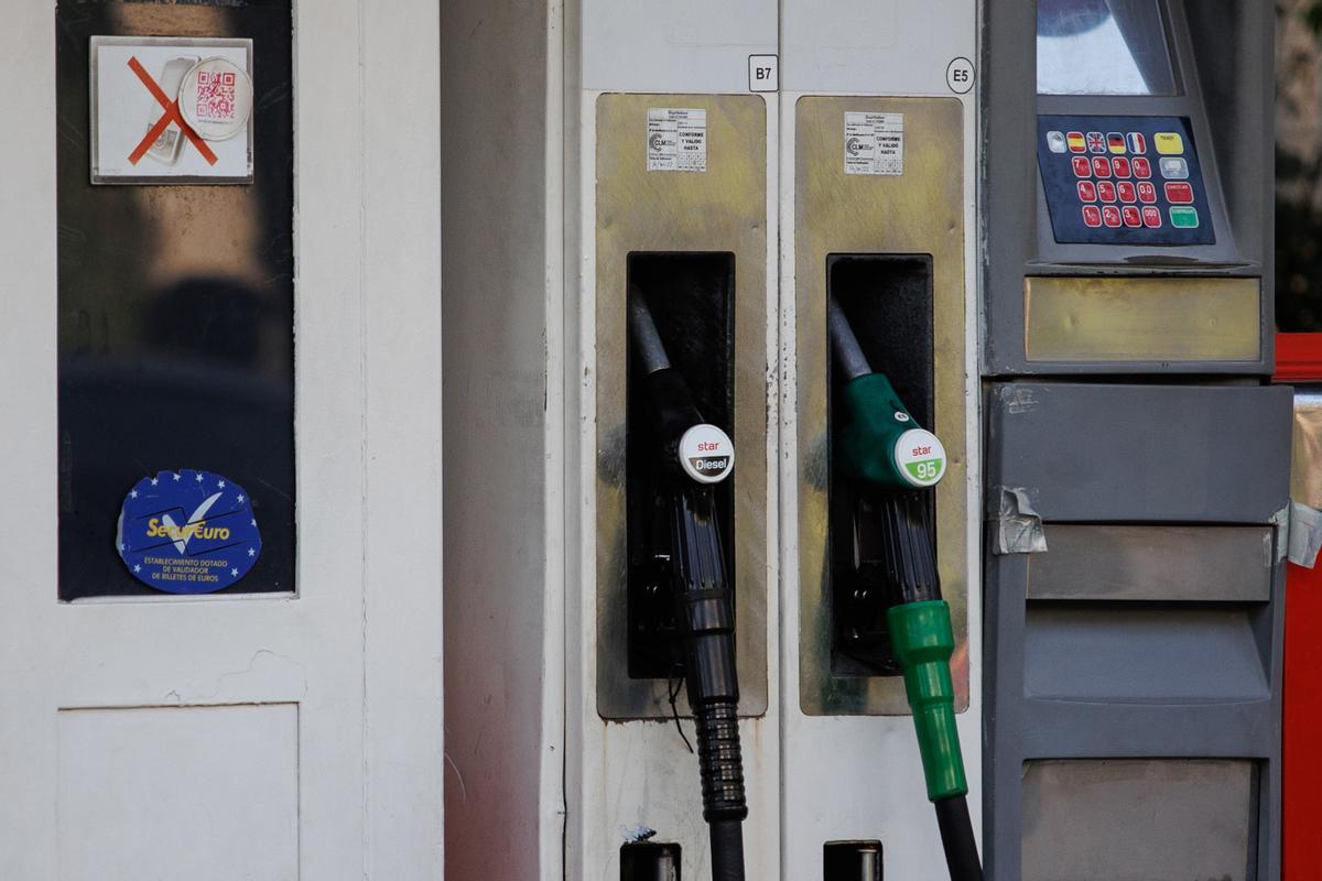 Archivo - Dispensadores de carburante en una gasolinera, a 11 de octubre de 2023, en Madrid (España). Tras más de tres meses seguidos con subidas en los precios de los carburantes, las gasolineras han comenzado a rebajar los precios, siendo el precio de l