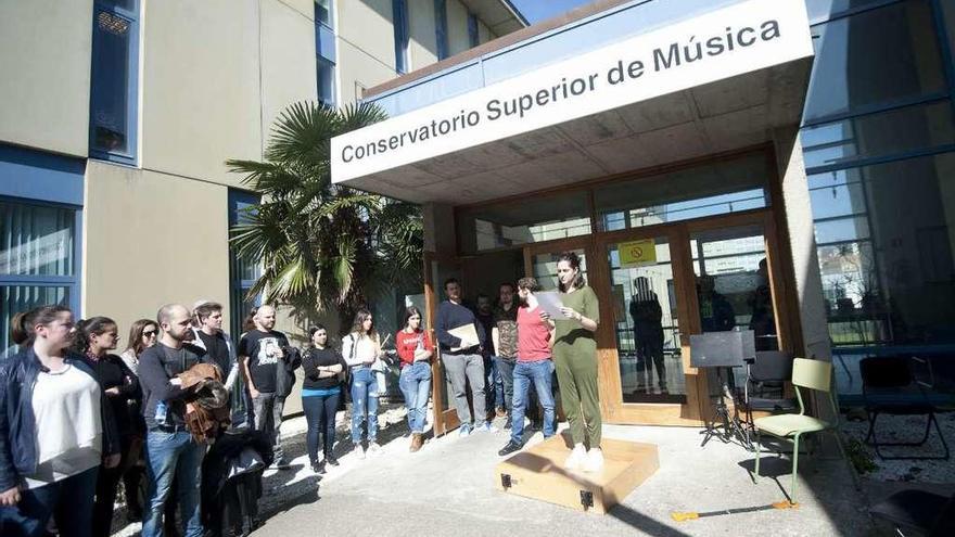 Acto de los estudiantes del Conservatorio Superior de Música, ayer, ante el edificio.