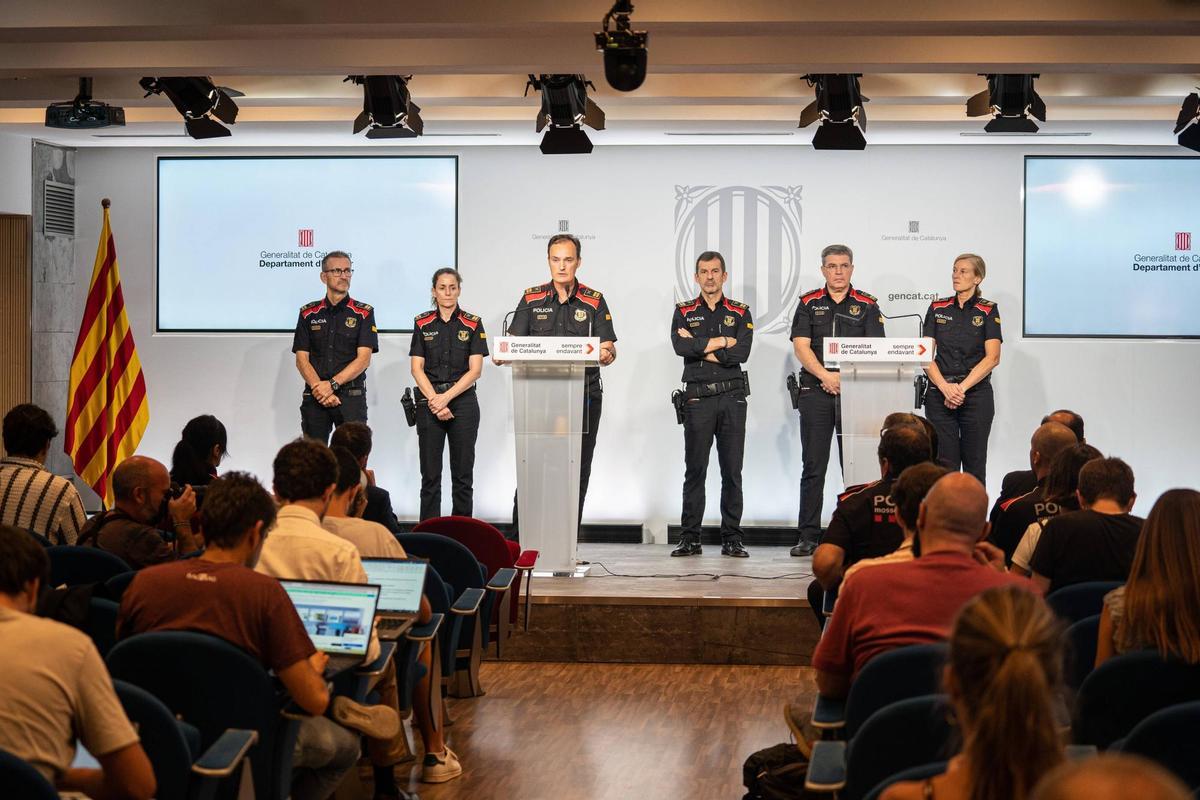 El director general de la Policía, Pere Ferrer, y el comisario jefe de los Mossos, Eduard Sallent, este viernes en la rueda de prensa.