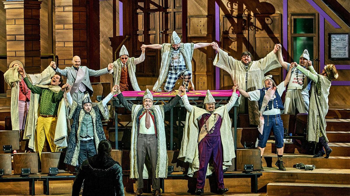 El Festival de Bayreuth se abrió este viernes con el estreno de una nueva versión de Los Maestros Cantores de Núremberg, con dirección musical de Daniele Gatti y dirección escénica de Matthias Davids, en la que se procura mostrar una faceta liviana y hasta humorística de Richard Wagner, cuya obra está marcada por las grandes tragedias.EFE/ Bayreuther Festspiele / Enrico