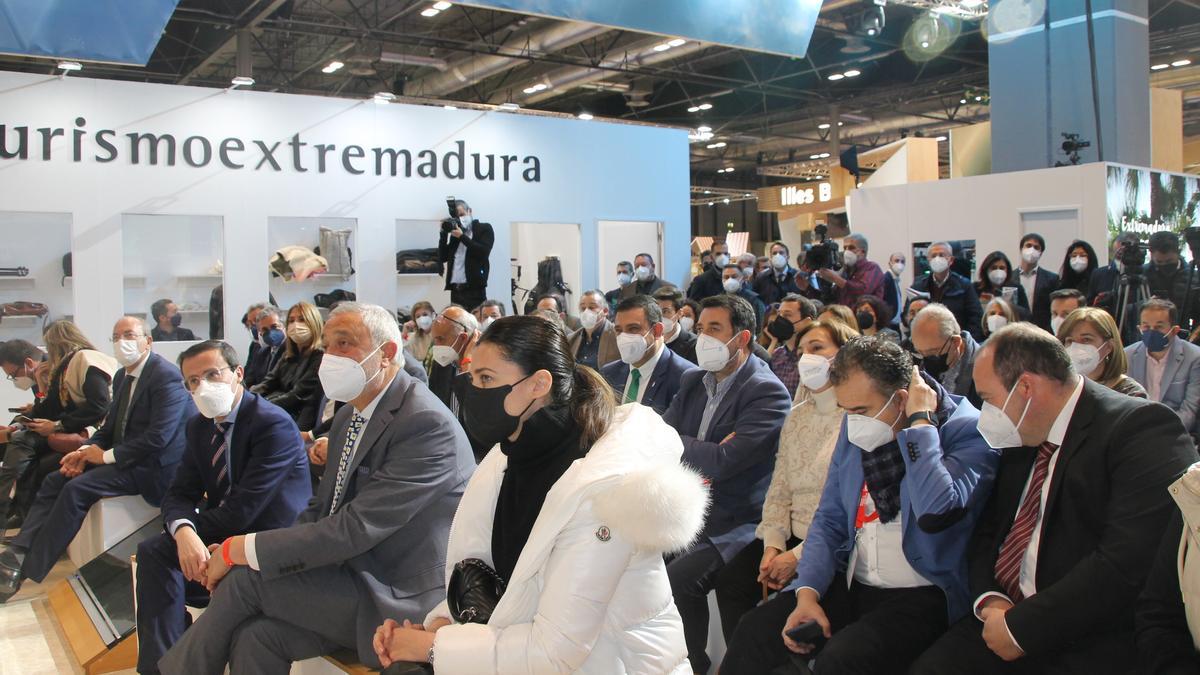 La sala de presentaciones registró un lleno absoluto de personalidades de la vida política y cultural extremeña.