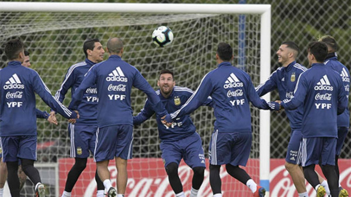 Messi se divierte en el entrenamiento de Argentina