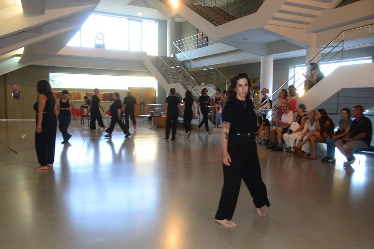 Mostra de Teatro de Cangas: Acción de interpretación "Frouma", de la Escola de Teatro de Cangas. En el vestíbulo del Auditorio de Cangas