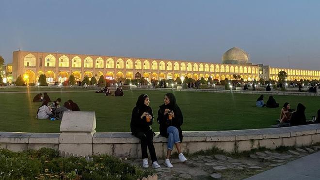 Dos chicas se toman un refresco en la plaza de Naqsh-e Jahan de Isfahán, uno de los espacios más emblemáticos de la ciudad.