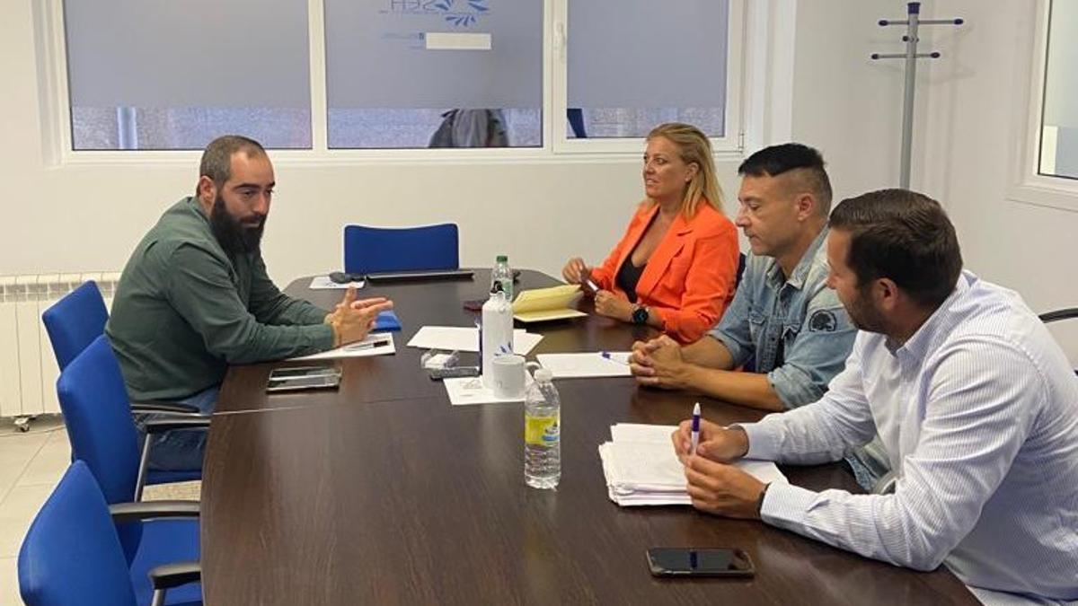 La reunión entre el Concello y Sea, con Julián Bustelo (izquierda) y Beatriz Sestayo.