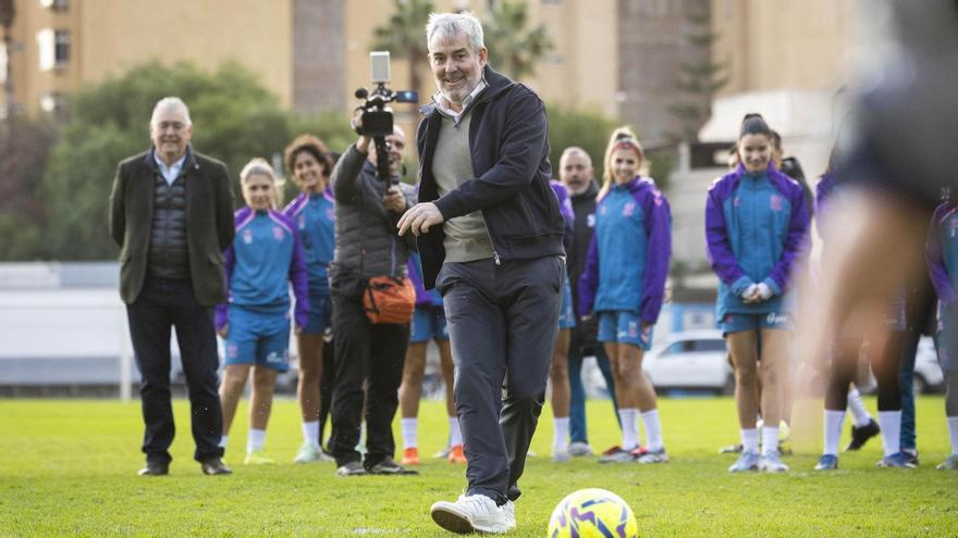 Fernando Clavijo visita al CD Tenerife Femenino