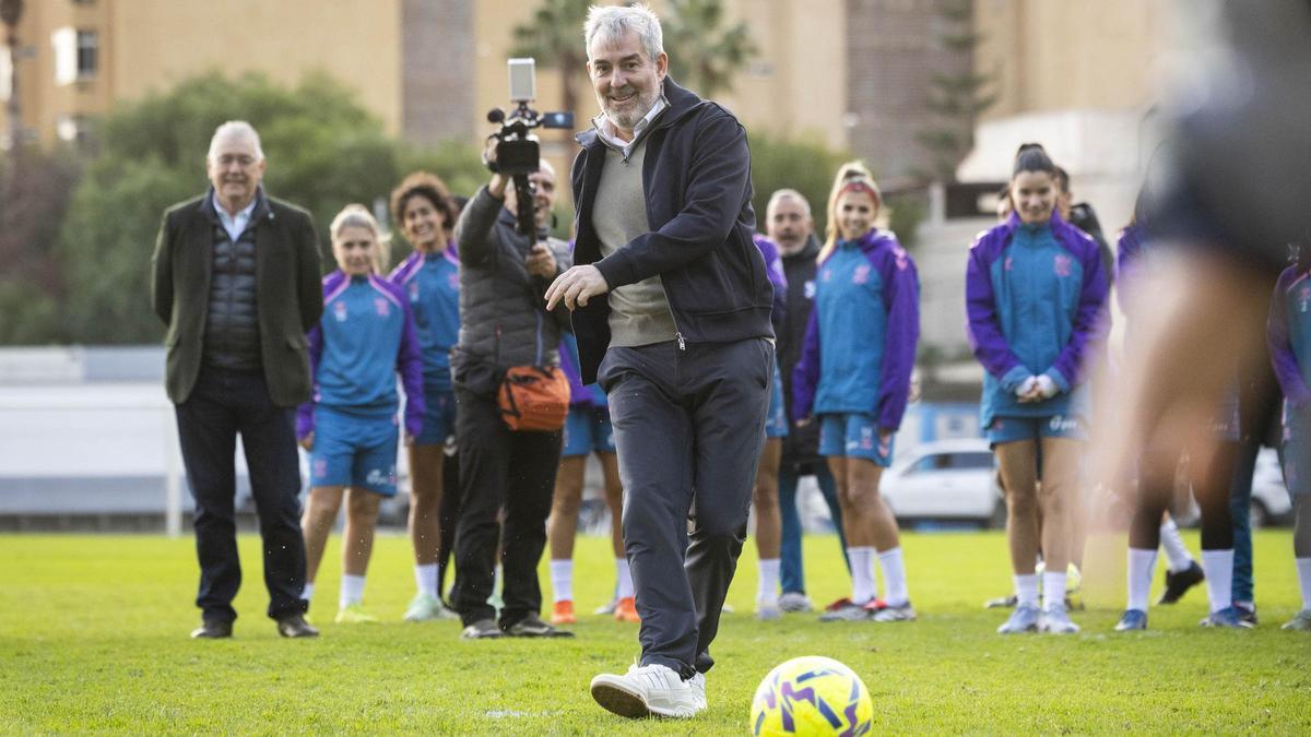 Fernando Clavijo visita al CD Tenerife Femenino