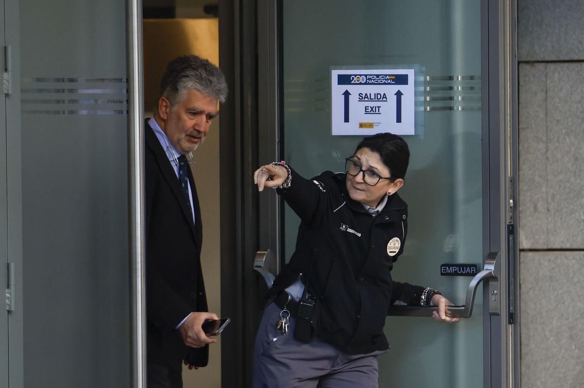 El exsenador y exdirector de la Policía Ignacio Cosidó (i) a su salida este martes de la Audiencia Nacional tras no declarar como estaba previsto