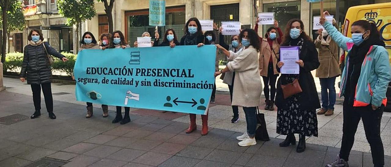 Madres de alumnos ayer, delante del registro de la Junta General del Principado, manifestándose contra la semipresencialidad. | LNE