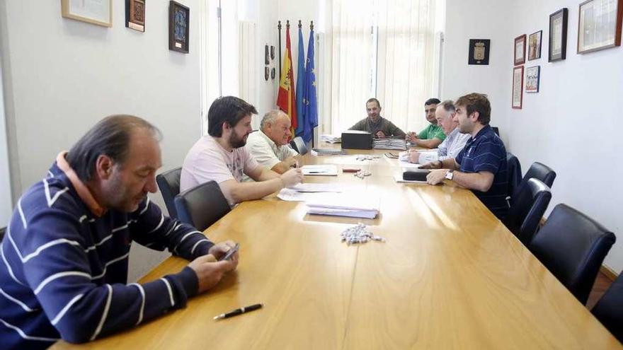 Por la izquierda, José Carlos García de Castro (Plataforma Vecinal de La Fresneda), Javier Pintado, Juan Camino, Cristóbal Lapuerta, Ángel García, Javier Rodríguez (portavoz del PSOE), Eduardo Martínez Llosa y Edgar Cosío, ayer, en la reunión de la Junta de Portavoces.