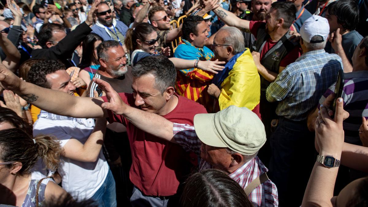 El pirotécnico Carsí recibe el cariño del público.