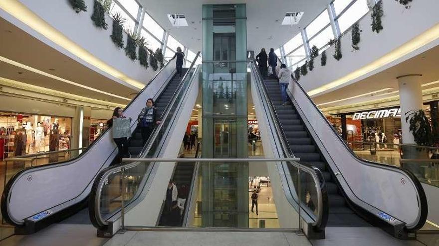 Interior del centro comercial Gran Vía de Vigo. // Ricardo Grobas